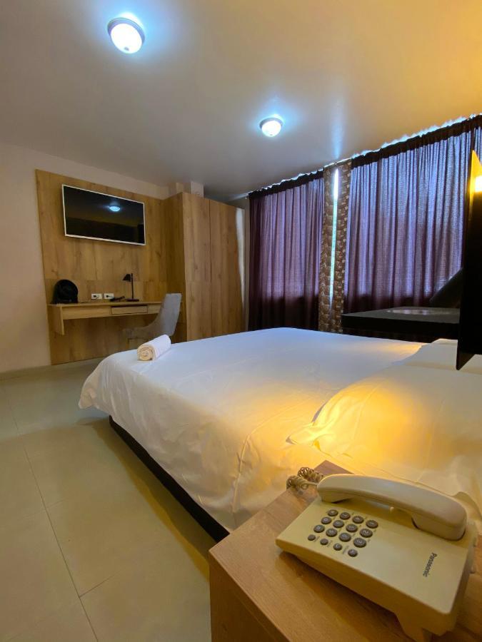 Hotel Wampushkar Zamora ภายนอก รูปภาพ